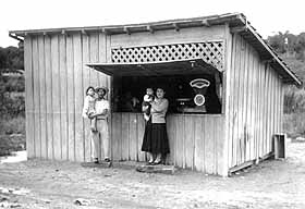 Elza e Mikio com os filhos, na barraca da COAB, onde hoje  a Praa dos Romeiros. Foto de 1957.