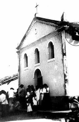 Foto da igreja na dc. de 50, antes da construo da torre para os sinos. Note que eles ainda esto posicionados fora da igreja