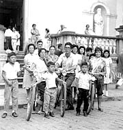 20/04/1963 - Mithihro Sogabe (vereador) Em frente  Igreja de Pirapora Cida do Nitico e dona Elza Tashiro