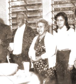 Candido Pinto de Moraes, sua esposa D. Maria e sua filha Santina, na inaugurao da escola que leva seu nome.