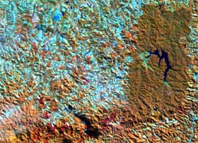 Figura 1 - Imagens de satélite, Landsat, envolvendo a área de estudo no contexto mais amplo (a) e de forma mais detalhada, enfatizando a área fragmentada e área contínua da Reserva do Morro Grande (b). 